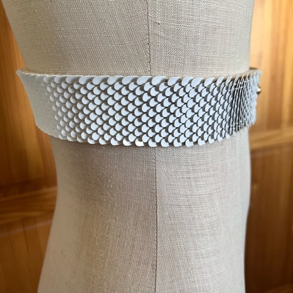 Vintage White Iridescent Snake Scale Sequin Belt Gold Flower Statement Textured - Picture 8 of 8